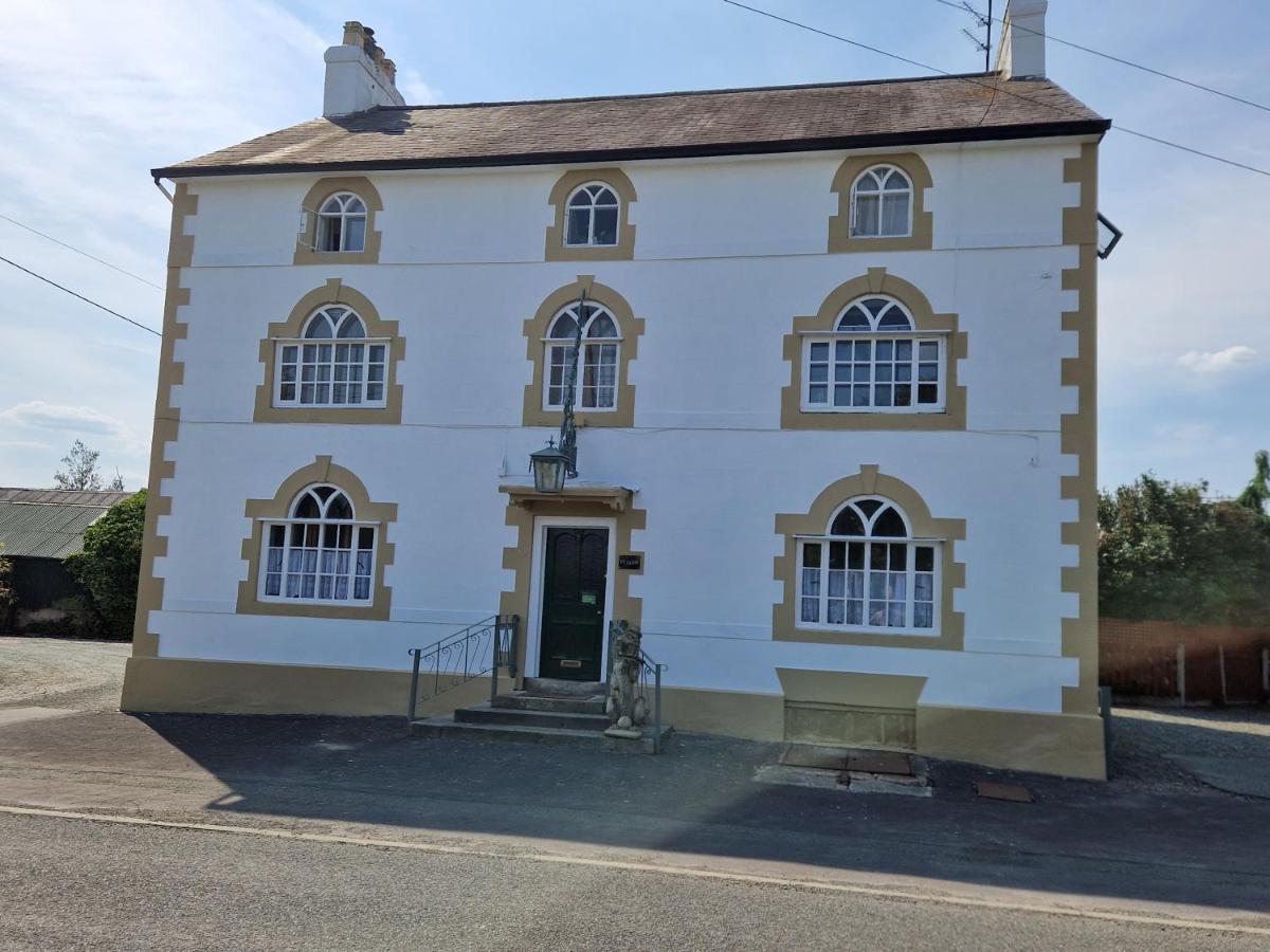 Ty Llew Hotel Llandysilio Exterior photo